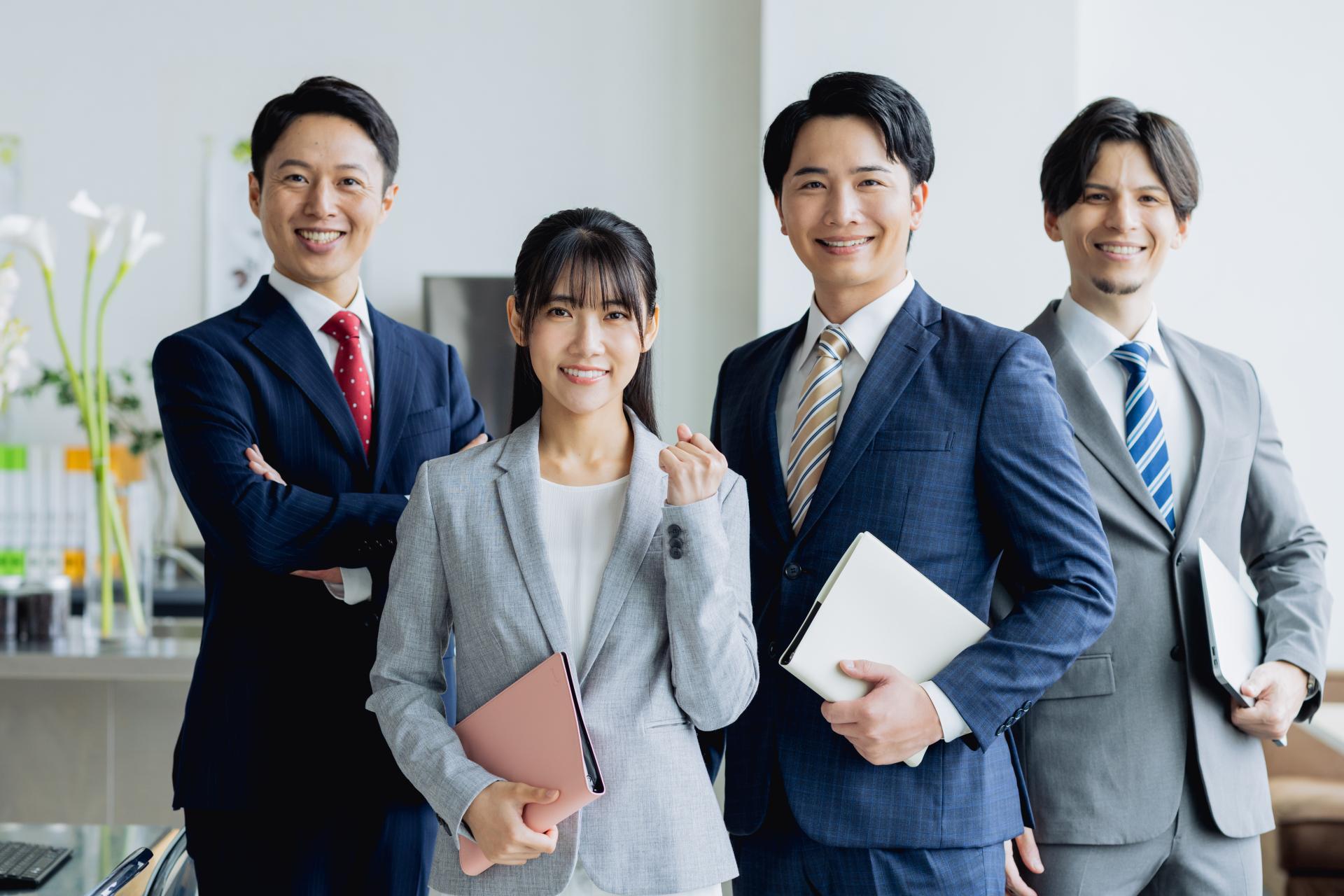 並んで立つ社員4人