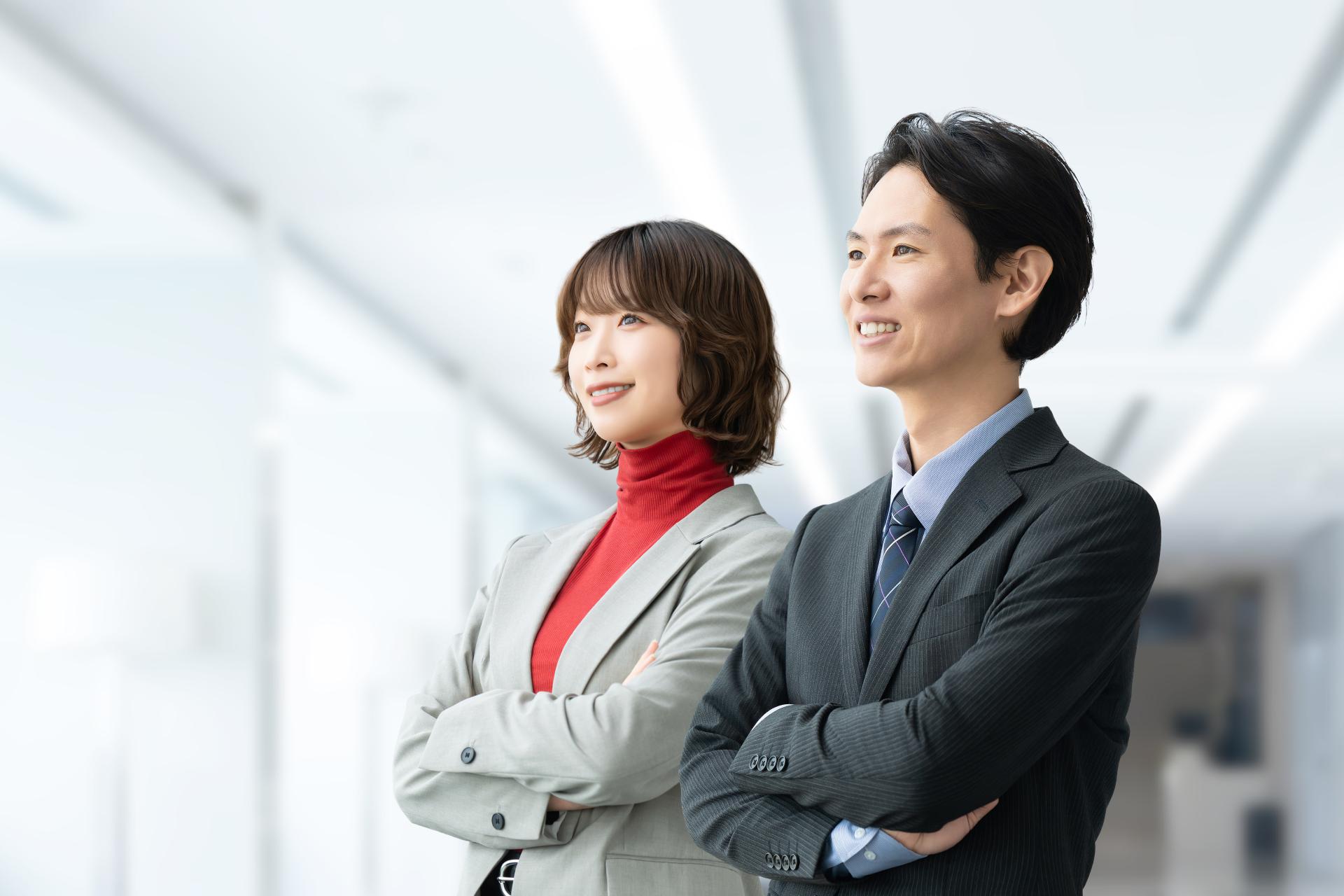 並んで立つ男女の社員