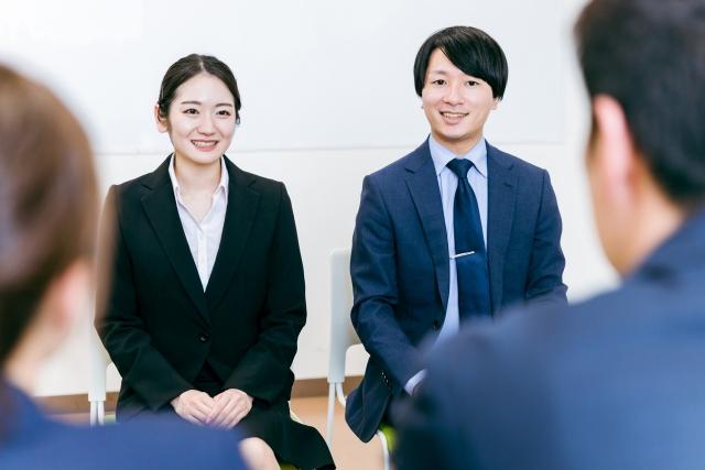 面接を受ける就活生