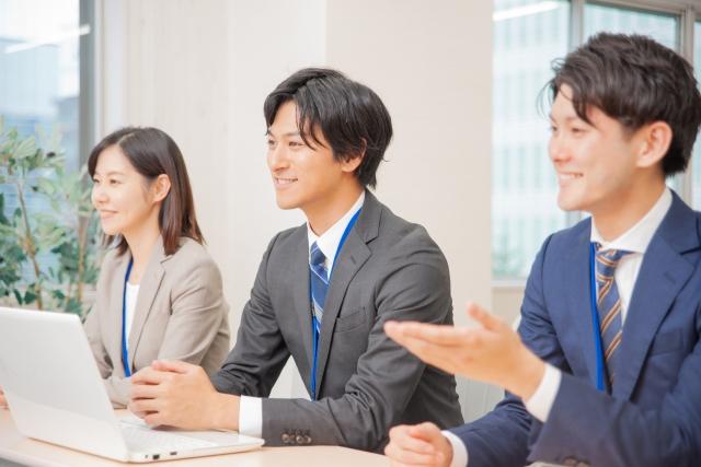 打ち合わせをする社員