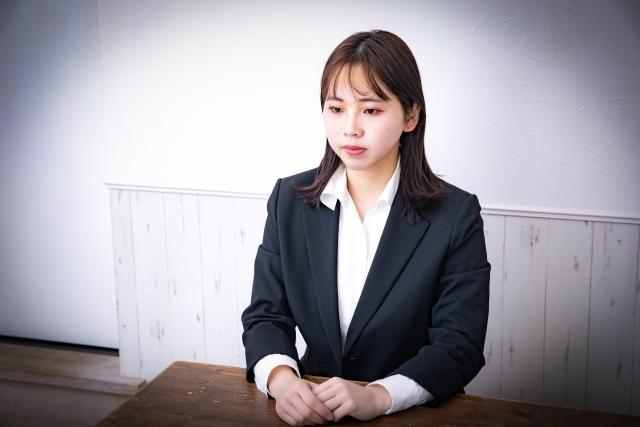 面接を受ける女性