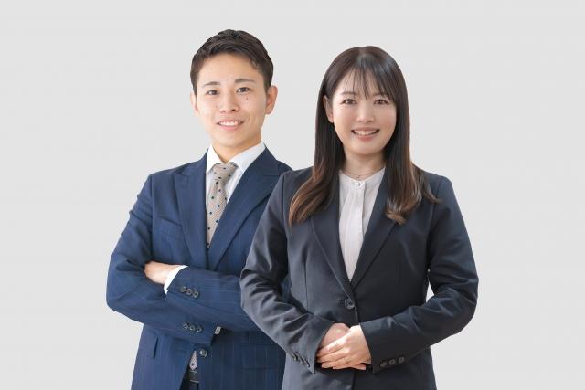 並んで立つ男女の社員
