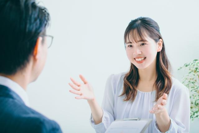 笑顔で話す女性