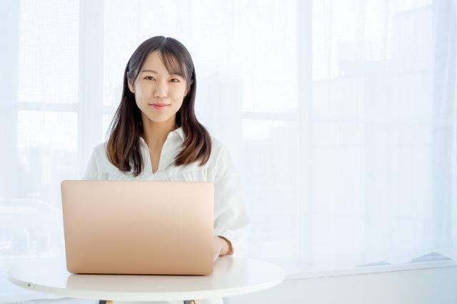 ノートPCの前に座る女性