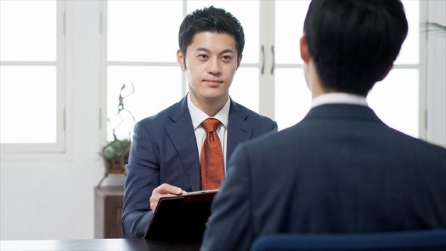 面接をするスーツの男性