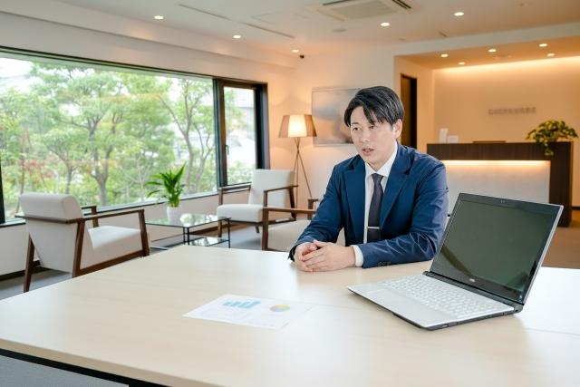 オフィスでPCに向かう男性