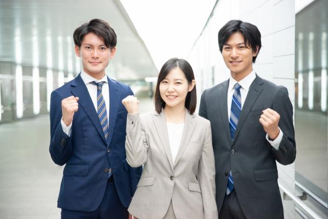 ガッツポーズをする社員3人