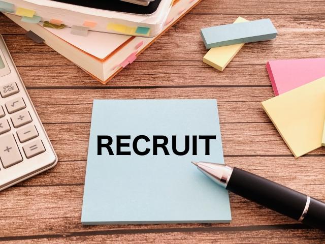 「RECRUIT」と書かれた付箋