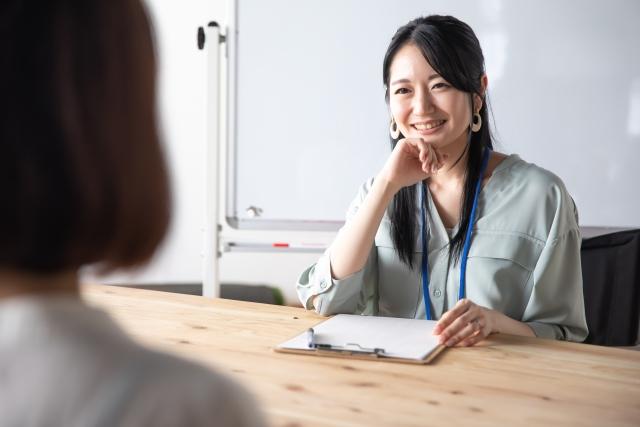 面談中に微笑む女性社員