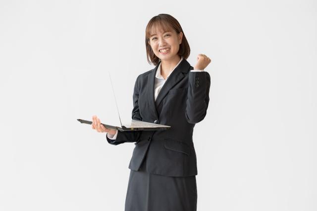 ガッツポーズをする女性社員
