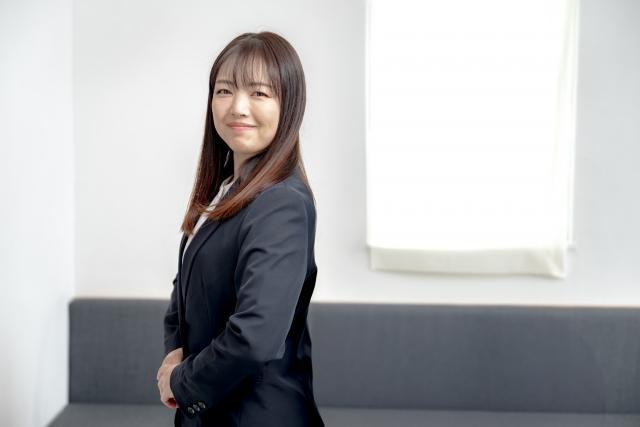 振り返るスーツの女性