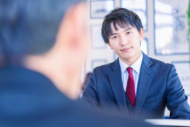面接を受けるスーツの男性